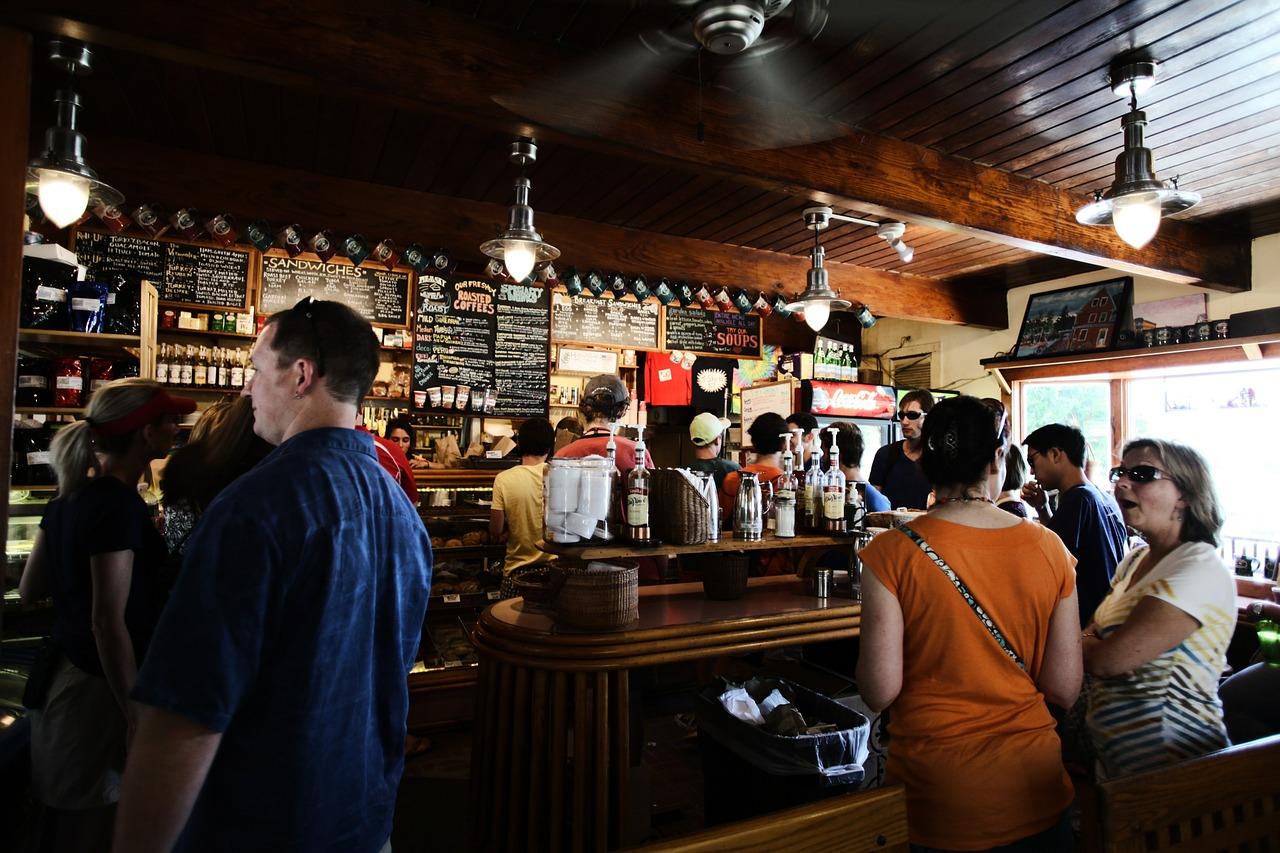 File d'attente au bar pour l'alcool Baileys