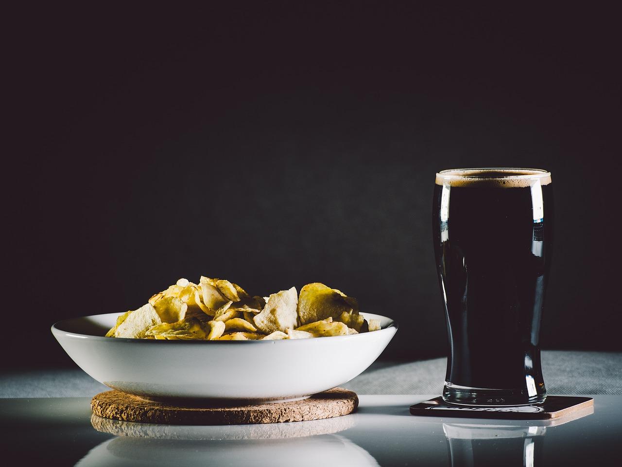 Un verre de bière noire faite maison