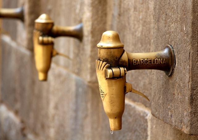 Boire du robinet dans une rue de Barcelone