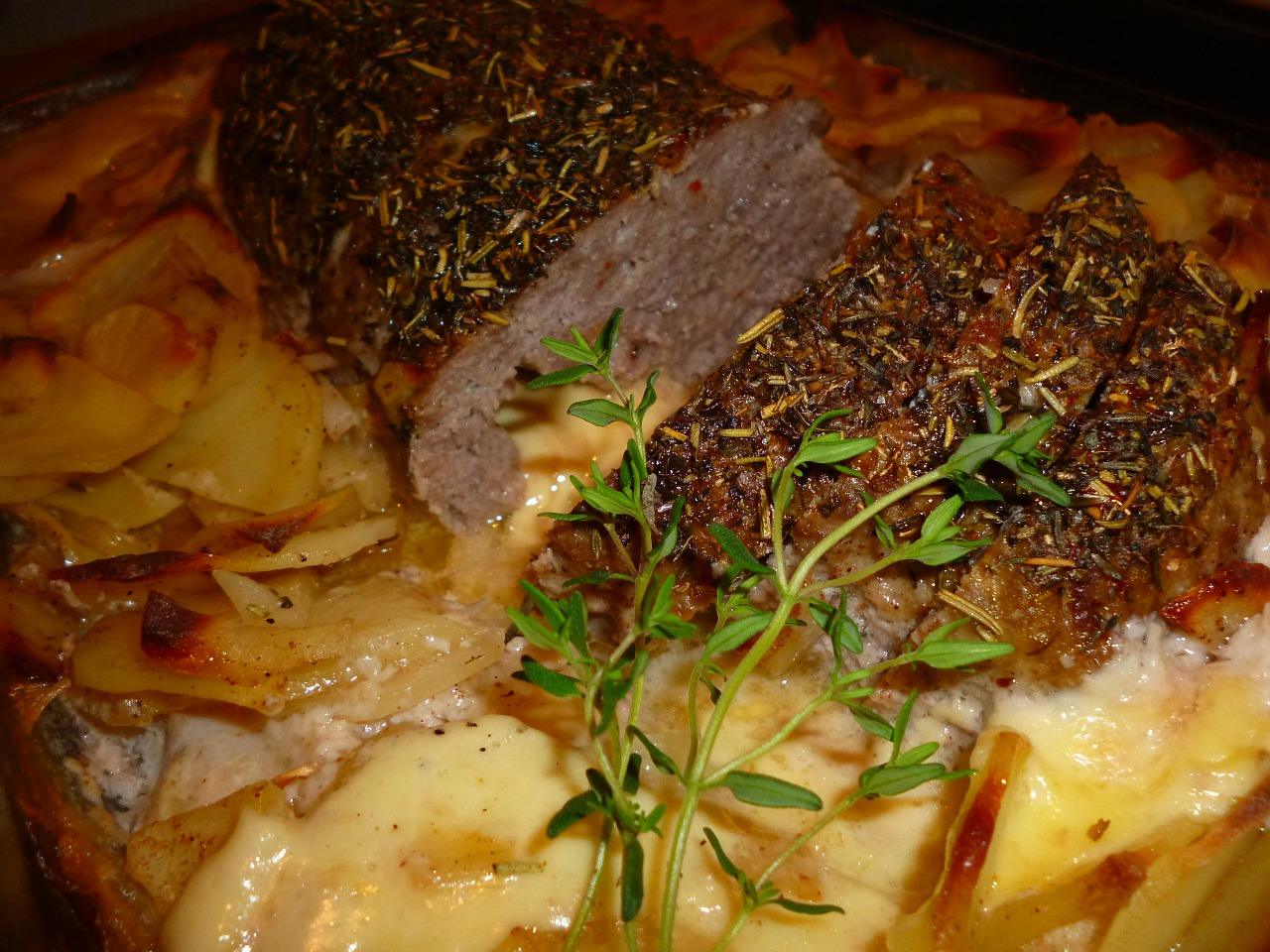 Baked boiled pork with coriander