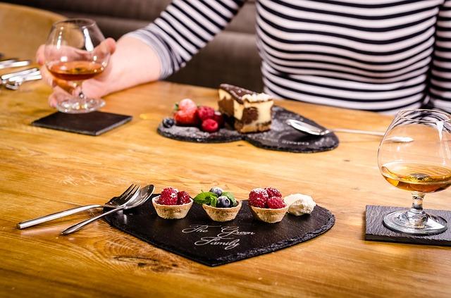 Cognac avec des snacks sucrés