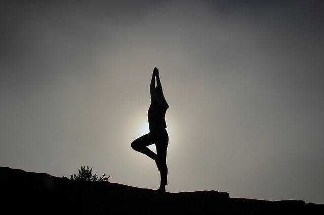 Fille faisant du yoga