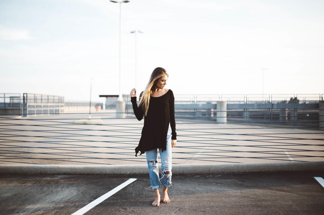 Fille en tenue décontractée.