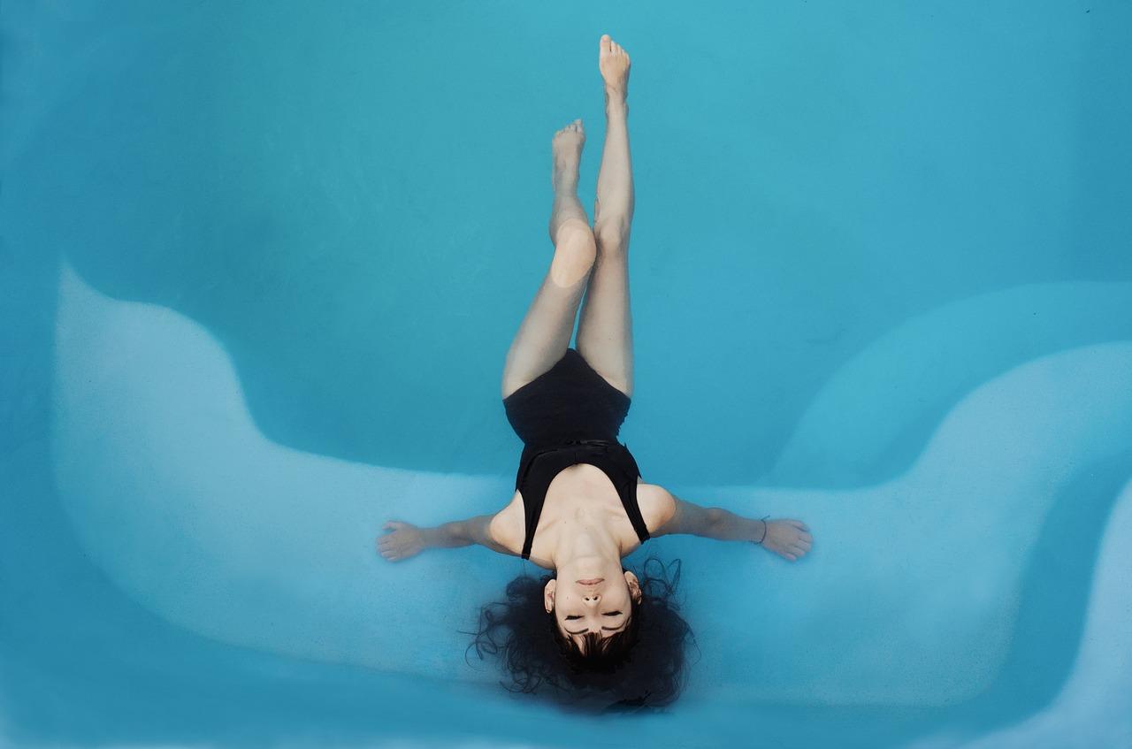 Femme en maillot de bain à la mode