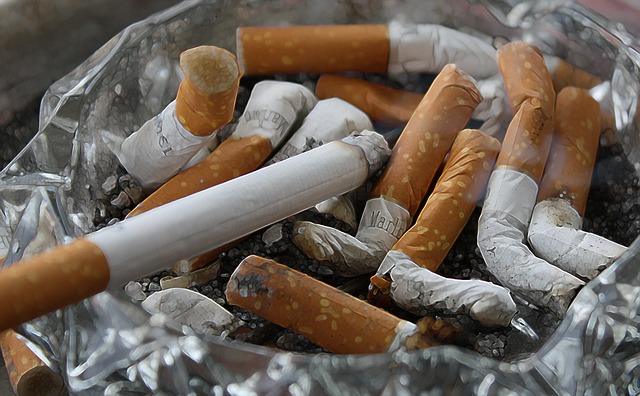 Une montagne de mégots de cigarettes