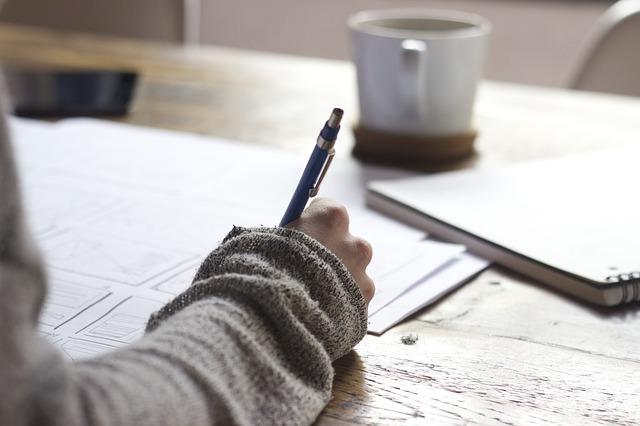 La jeune fille écrit magnifiquement avec un stylo