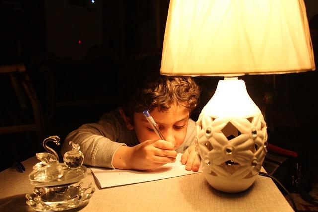 Photo d'un enfant en train de dessiner