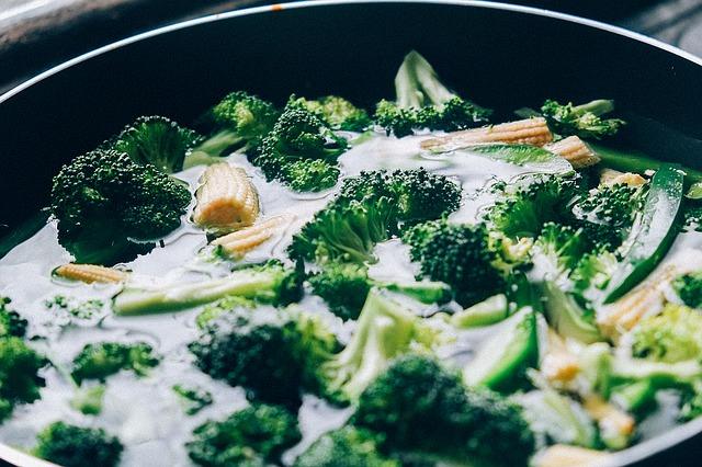 Foto af broccoli med majs i en gryde