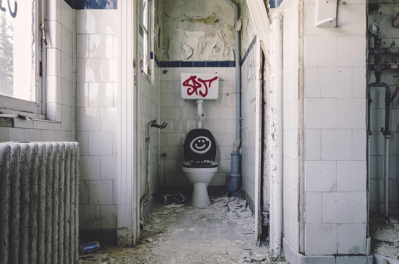 Photo of the bathroom before repair