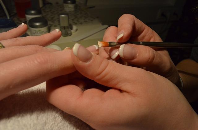 Udførelse af en manicure