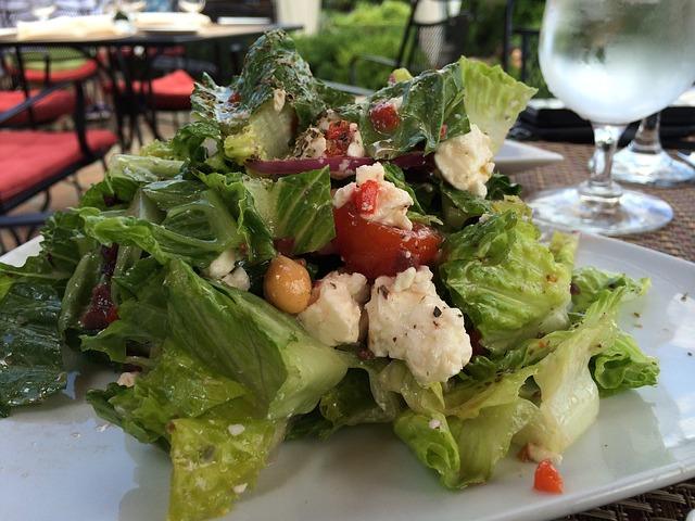 Belle portion de salade grecque