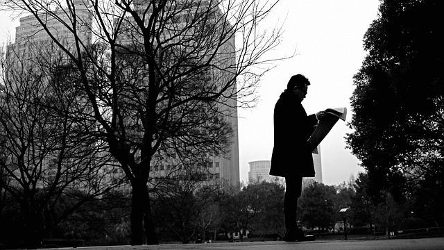 Homme dans le parc avec un journal