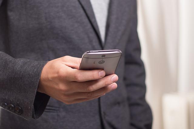 Photo d'un homme avec un téléphone