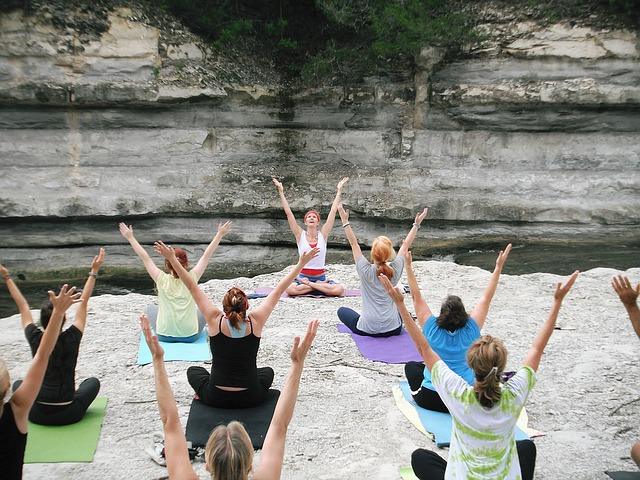 Lớp yoga nhóm ngoài trời