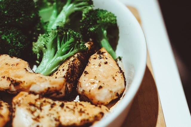 Poulet au four avec pommes de terre et brocolis