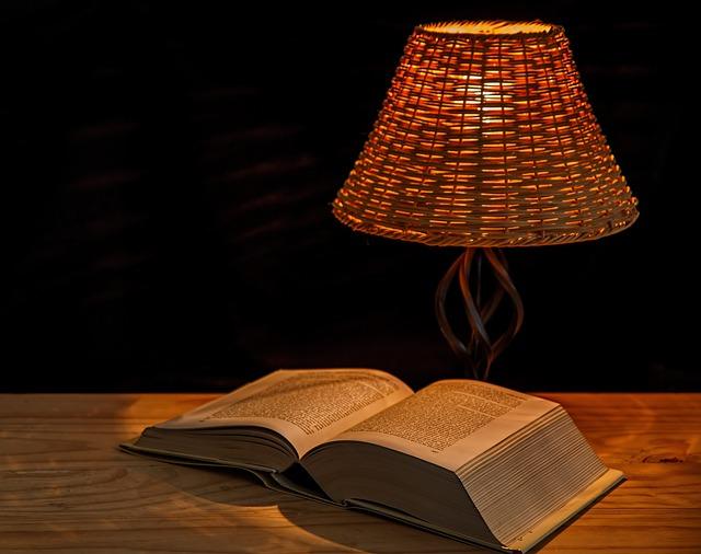 Belle lampe de table et livre