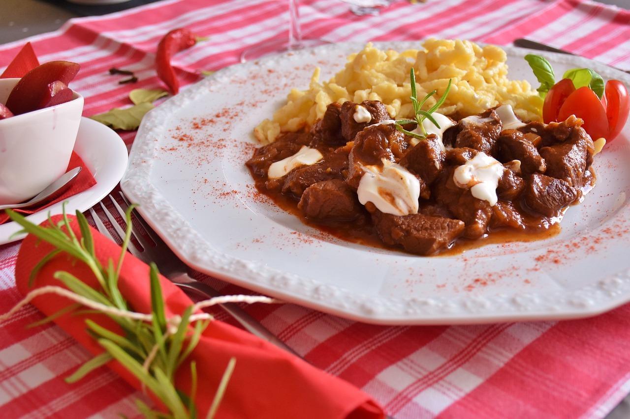 Cách nấu món goulash thịt bò tại nhà