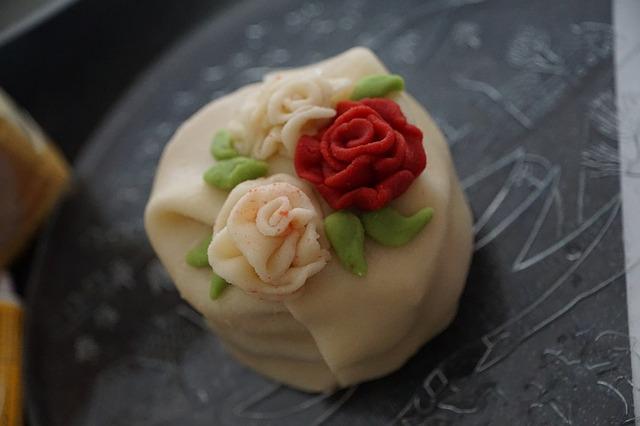 Roses de massepain sur le gâteau