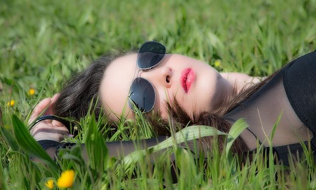 Femme est allongée sur l'herbe