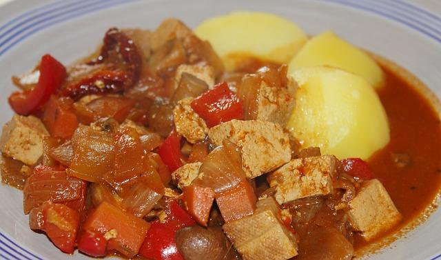 Phục vụ món gà goulash