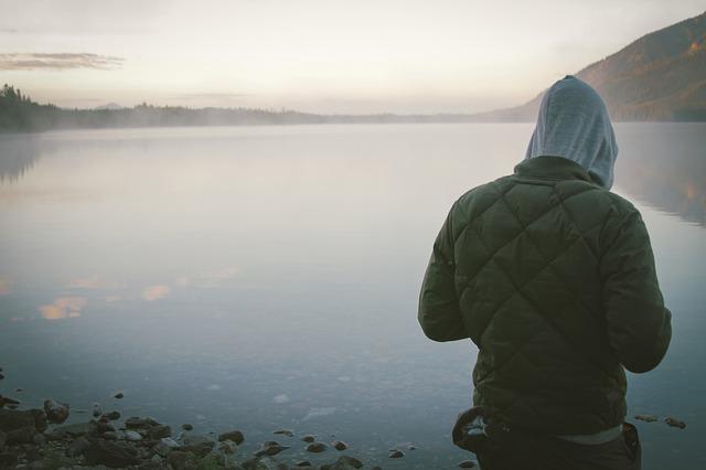 Introverti au bord du lac