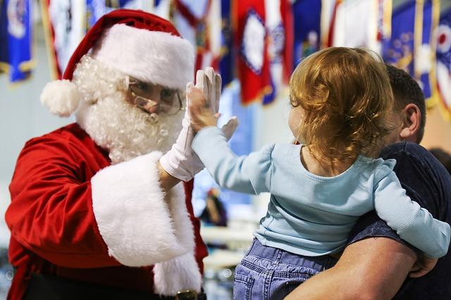 Père Noël avec un bébé