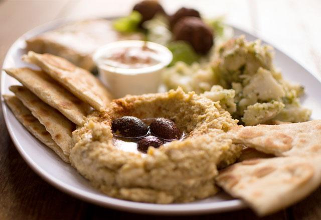 Foto af serveret tallerken med falafel