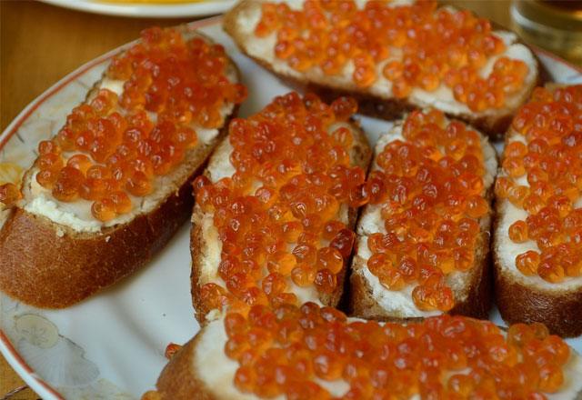 Sandwich med rosa laksekaviar og smør på hvitt brød