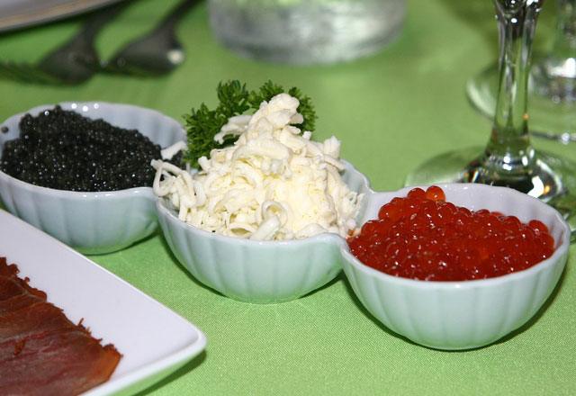 Black and red caviar in bowls