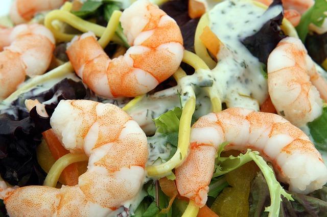 Photo de crevettes dans une salade