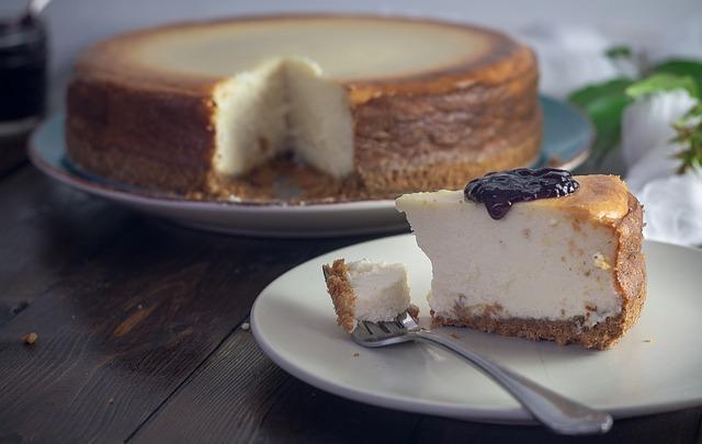 Beau gâteau au fromage sur une assiette