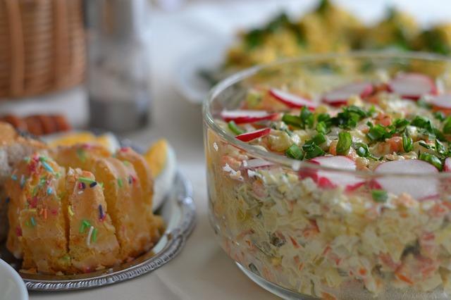 Fotosalat med epler og krabbepinner