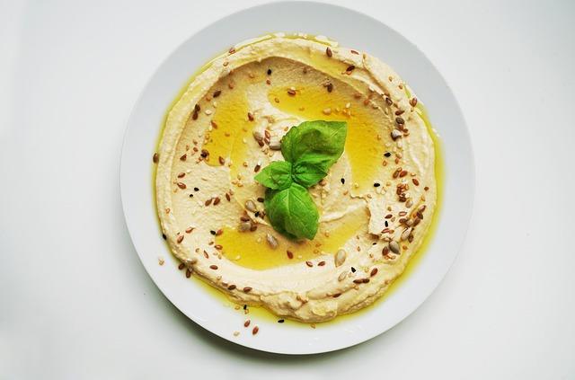 Hummus egy tányérra, menta