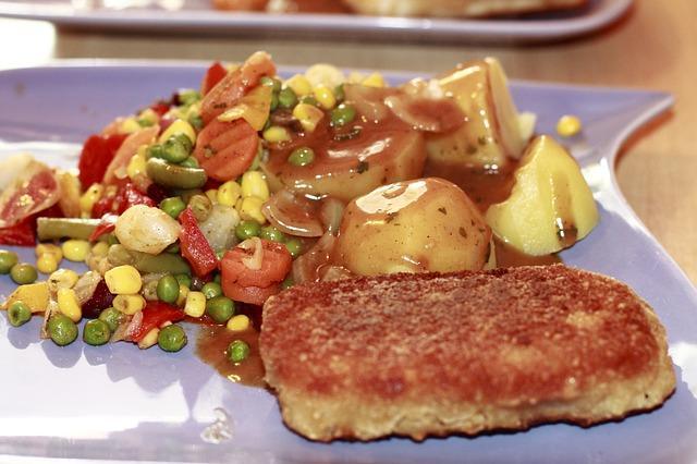 Galettes de poisson avec un accompagnement de légumes