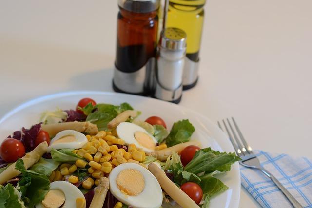 Salade de photo avec des bâtonnets de maïs et de crabe