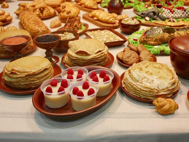 Table riche avec des crêpes et des desserts