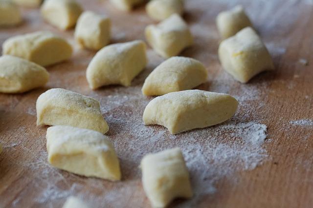 Foto af dumplings på en skærebræt