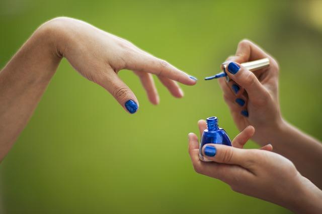 Beau vernis à ongles bleu