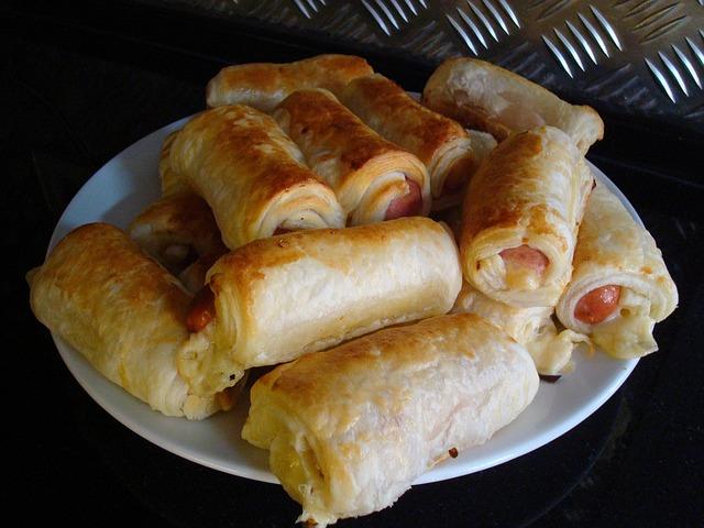 Délicieuses saucisses à la levure dans la pâtisserie