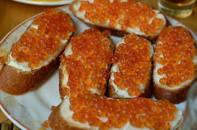 Photo d'un sandwich au caviar rouge