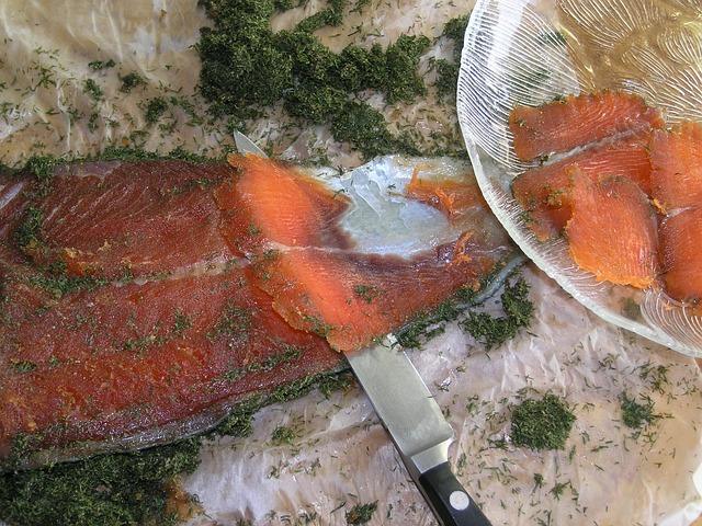 Façon sèche de saler le poisson rouge