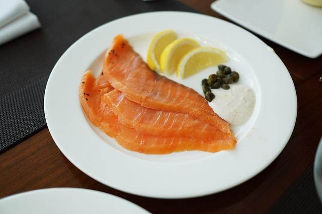 Truite salée marinée sur une assiette