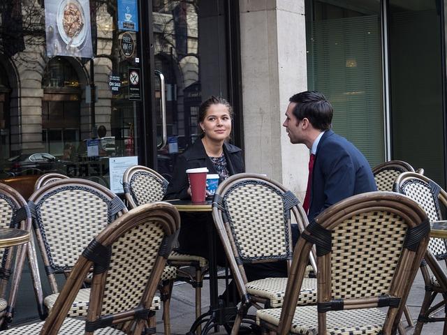 Fyren snakker med en jente på en kafé