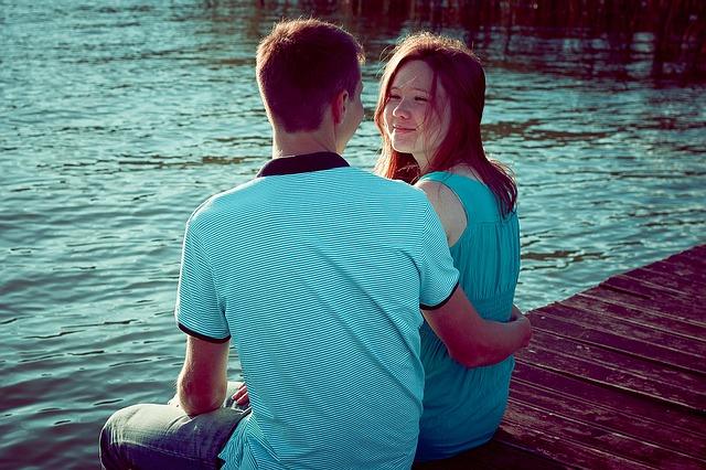 Mec avec une fille sur la jetée