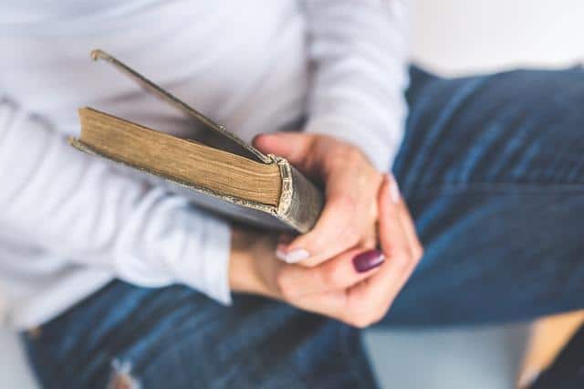 Photo d'une fille avec un livre