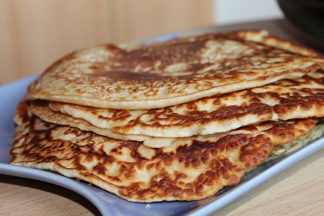 Openwork pancakes trên mặt nước