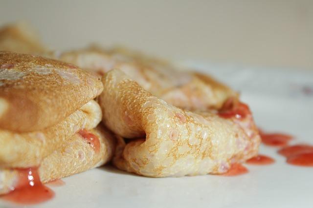 Crêpes sur l'eau avec de la confiture