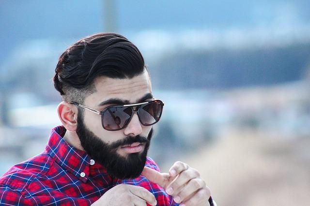 Photo d'un hipster à lunettes