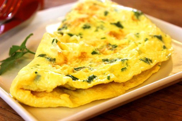 Photo d'une délicieuse omelette aux herbes