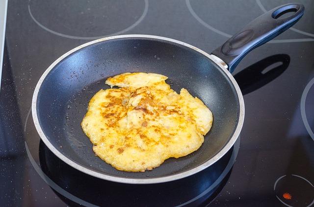 Omelette de cuisson dans une casserole